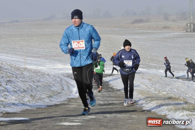 Zdjęcie w galerii na portalu naszraciborz.pl: III Bieg Nadodrzański. Mróz niestraszny biegaczom. Złoto dla Łukasza Skwareckiego  wiadomości z regionu