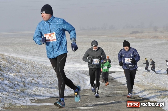 Zdjęcie w galerii na portalu naszraciborz.pl: III Bieg Nadodrzański. Mróz niestraszny biegaczom. Złoto dla Łukasza Skwareckiego  wiadomości z regionu