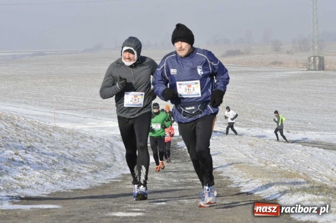 Zdjęcie w galerii na portalu naszraciborz.pl: III Bieg Nadodrzański. Mróz niestraszny biegaczom. Złoto dla Łukasza Skwareckiego  wiadomości z regionu