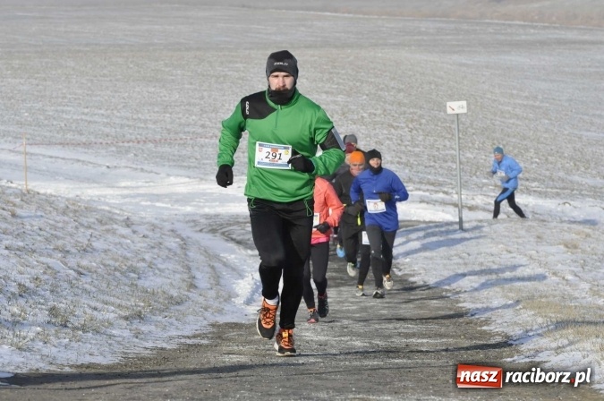 Zdjęcie w galerii na portalu naszraciborz.pl: III Bieg Nadodrzański. Mróz niestraszny biegaczom. Złoto dla Łukasza Skwareckiego  wiadomości z regionu