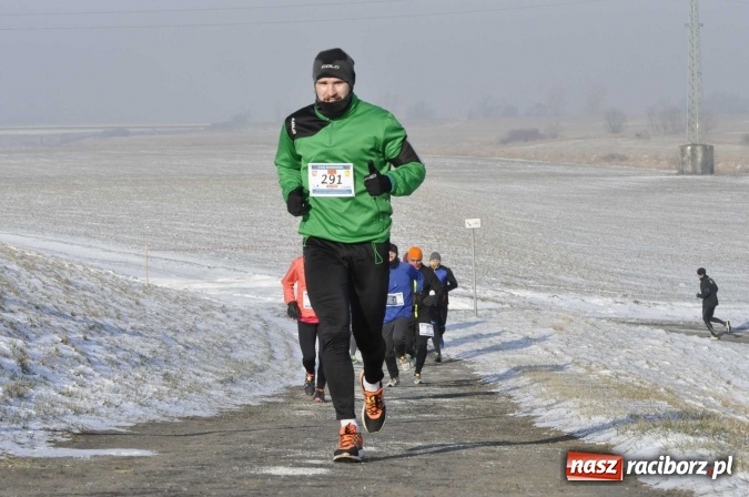 Zdjęcie w galerii na portalu naszraciborz.pl: III Bieg Nadodrzański. Mróz niestraszny biegaczom. Złoto dla Łukasza Skwareckiego  wiadomości z regionu
