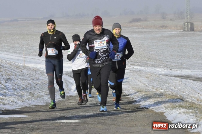 Zdjęcie w galerii na portalu naszraciborz.pl: III Bieg Nadodrzański. Mróz niestraszny biegaczom. Złoto dla Łukasza Skwareckiego  wiadomości z regionu