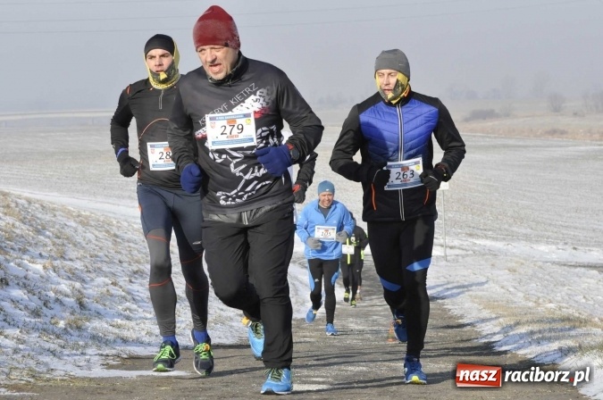 Zdjęcie w galerii na portalu naszraciborz.pl: III Bieg Nadodrzański. Mróz niestraszny biegaczom. Złoto dla Łukasza Skwareckiego  wiadomości z regionu