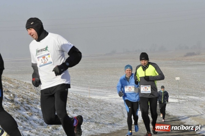 Zdjęcie w galerii na portalu naszraciborz.pl: III Bieg Nadodrzański. Mróz niestraszny biegaczom. Złoto dla Łukasza Skwareckiego  wiadomości z regionu
