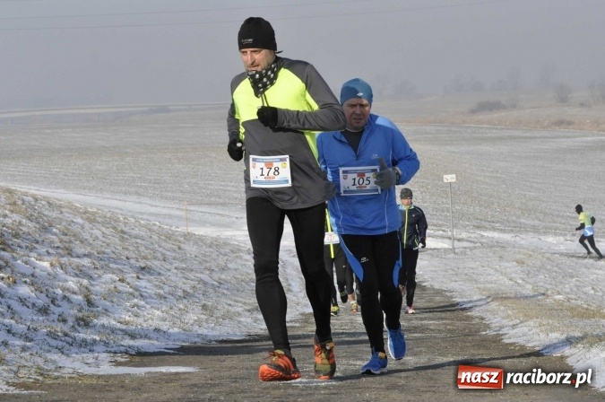 Zdjęcie w galerii na portalu naszraciborz.pl: III Bieg Nadodrzański. Mróz niestraszny biegaczom. Złoto dla Łukasza Skwareckiego  wiadomości z regionu