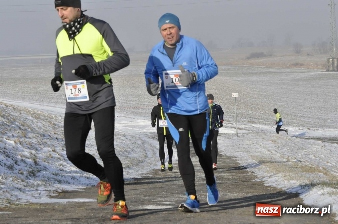 Zdjęcie w galerii na portalu naszraciborz.pl: III Bieg Nadodrzański. Mróz niestraszny biegaczom. Złoto dla Łukasza Skwareckiego  wiadomości z regionu
