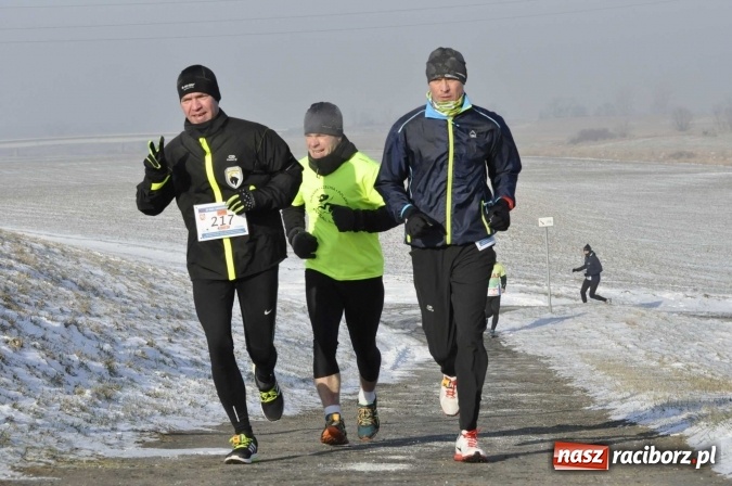 Zdjęcie w galerii na portalu naszraciborz.pl: III Bieg Nadodrzański. Mróz niestraszny biegaczom. Złoto dla Łukasza Skwareckiego  wiadomości z regionu
