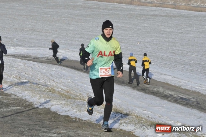 Zdjęcie w galerii na portalu naszraciborz.pl: III Bieg Nadodrzański. Mróz niestraszny biegaczom. Złoto dla Łukasza Skwareckiego  wiadomości z regionu