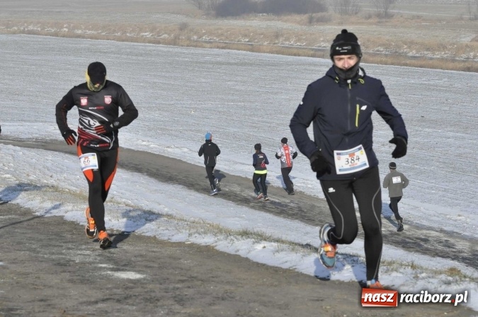 Zdjęcie w galerii na portalu naszraciborz.pl: III Bieg Nadodrzański. Mróz niestraszny biegaczom. Złoto dla Łukasza Skwareckiego  wiadomości z regionu
