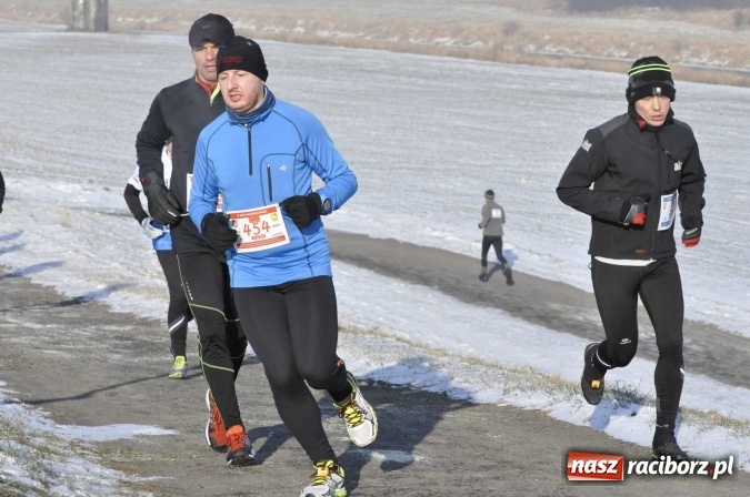 Zdjęcie w galerii na portalu naszraciborz.pl: III Bieg Nadodrzański. Mróz niestraszny biegaczom. Złoto dla Łukasza Skwareckiego  wiadomości z regionu