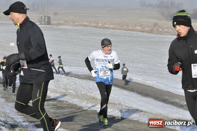 Zdjęcie w galerii na portalu naszraciborz.pl: III Bieg Nadodrzański. Mróz niestraszny biegaczom. Złoto dla Łukasza Skwareckiego  wiadomości z regionu