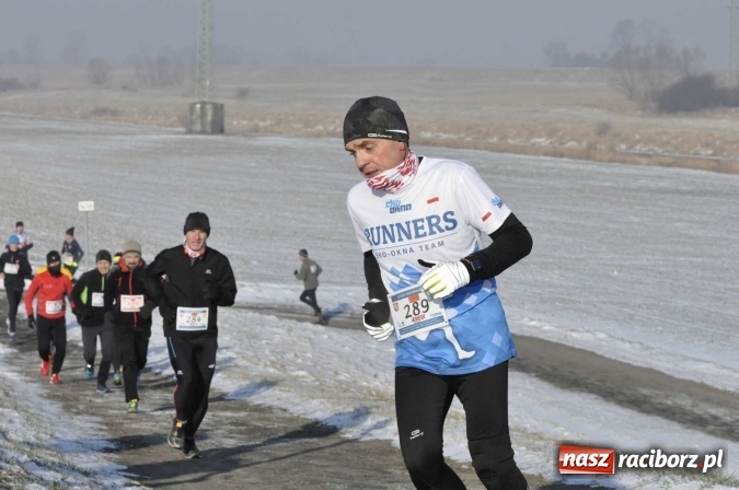 Zdjęcie w galerii na portalu naszraciborz.pl: III Bieg Nadodrzański. Mróz niestraszny biegaczom. Złoto dla Łukasza Skwareckiego  wiadomości z regionu