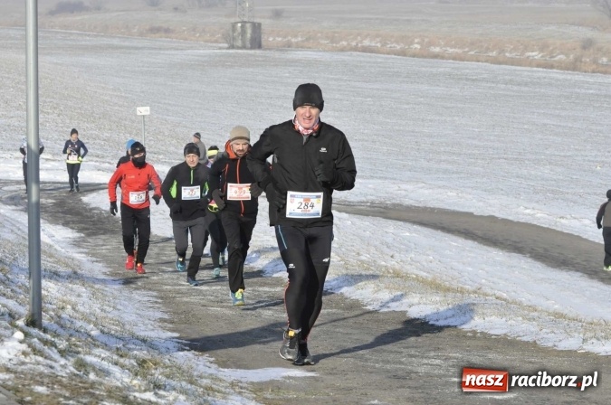 Zdjęcie w galerii na portalu naszraciborz.pl: III Bieg Nadodrzański. Mróz niestraszny biegaczom. Złoto dla Łukasza Skwareckiego  wiadomości z regionu