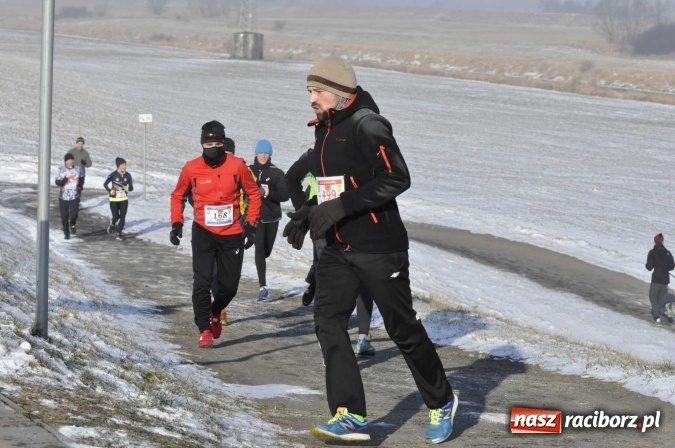 Zdjęcie w galerii na portalu naszraciborz.pl: III Bieg Nadodrzański. Mróz niestraszny biegaczom. Złoto dla Łukasza Skwareckiego  wiadomości z regionu