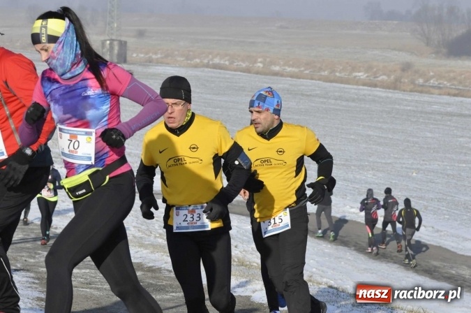 Zdjęcie w galerii na portalu naszraciborz.pl: III Bieg Nadodrzański. Mróz niestraszny biegaczom. Złoto dla Łukasza Skwareckiego  wiadomości z regionu