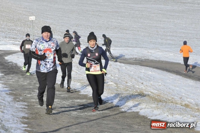 Zdjęcie w galerii na portalu naszraciborz.pl: III Bieg Nadodrzański. Mróz niestraszny biegaczom. Złoto dla Łukasza Skwareckiego  wiadomości z regionu