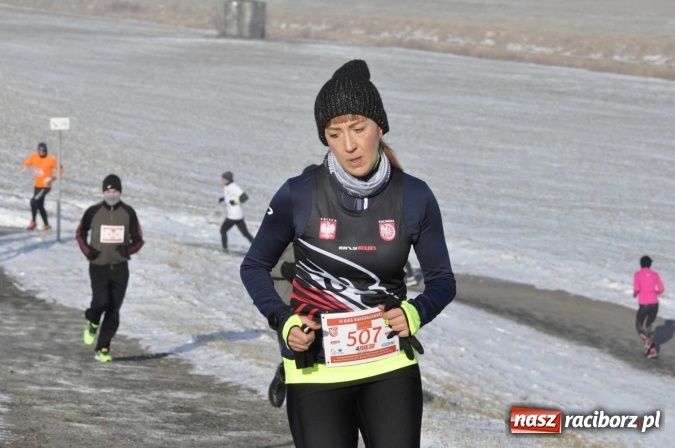 Zdjęcie w galerii na portalu naszraciborz.pl: III Bieg Nadodrzański. Mróz niestraszny biegaczom. Złoto dla Łukasza Skwareckiego  wiadomości z regionu