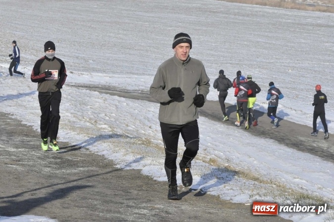 Zdjęcie w galerii na portalu naszraciborz.pl: III Bieg Nadodrzański. Mróz niestraszny biegaczom. Złoto dla Łukasza Skwareckiego  wiadomości z regionu