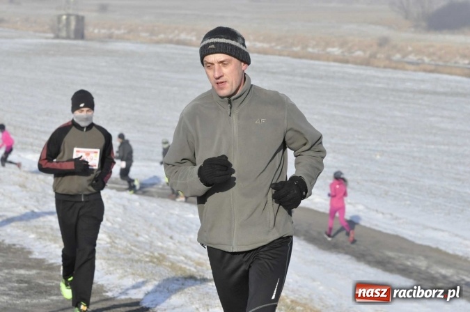 Zdjęcie w galerii na portalu naszraciborz.pl: III Bieg Nadodrzański. Mróz niestraszny biegaczom. Złoto dla Łukasza Skwareckiego  wiadomości z regionu