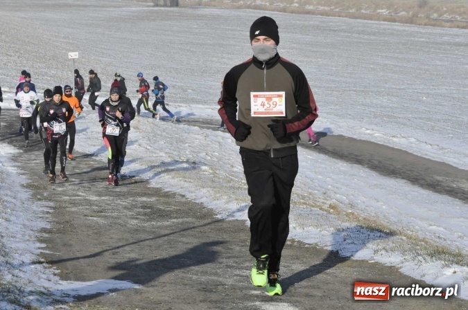 Zdjęcie w galerii na portalu naszraciborz.pl: III Bieg Nadodrzański. Mróz niestraszny biegaczom. Złoto dla Łukasza Skwareckiego  wiadomości z regionu