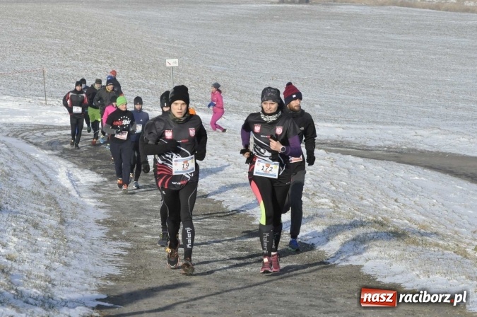 Zdjęcie w galerii na portalu naszraciborz.pl: III Bieg Nadodrzański. Mróz niestraszny biegaczom. Złoto dla Łukasza Skwareckiego  wiadomości z regionu