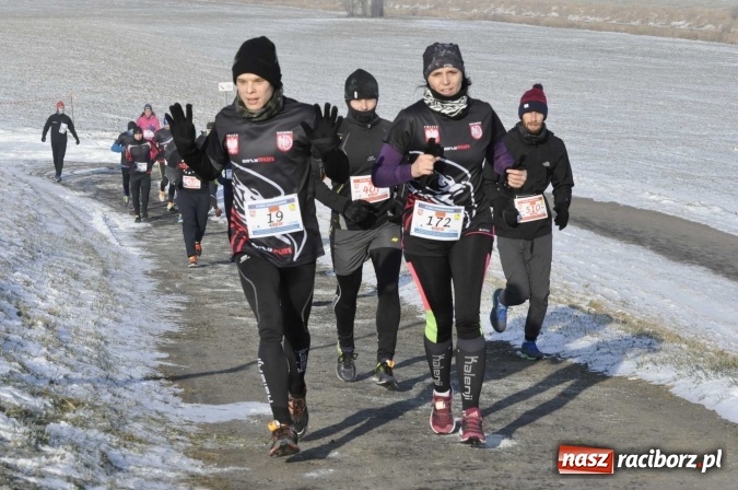 Zdjęcie w galerii na portalu naszraciborz.pl: III Bieg Nadodrzański. Mróz niestraszny biegaczom. Złoto dla Łukasza Skwareckiego  wiadomości z regionu