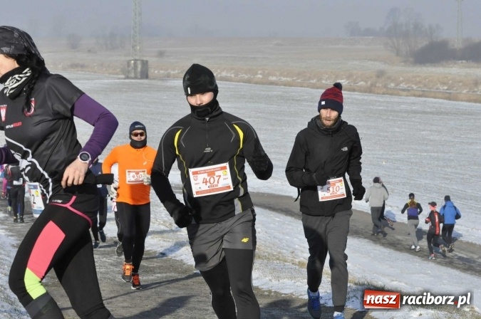 Zdjęcie w galerii na portalu naszraciborz.pl: III Bieg Nadodrzański. Mróz niestraszny biegaczom. Złoto dla Łukasza Skwareckiego  wiadomości z regionu
