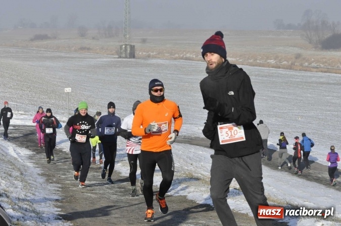 Zdjęcie w galerii na portalu naszraciborz.pl: III Bieg Nadodrzański. Mróz niestraszny biegaczom. Złoto dla Łukasza Skwareckiego  wiadomości z regionu