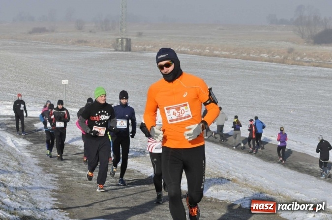Zdjęcie w galerii na portalu naszraciborz.pl: III Bieg Nadodrzański. Mróz niestraszny biegaczom. Złoto dla Łukasza Skwareckiego  wiadomości z regionu