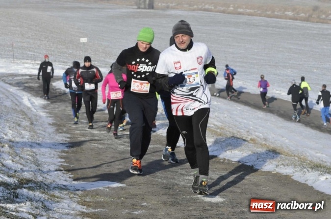 Zdjęcie w galerii na portalu naszraciborz.pl: III Bieg Nadodrzański. Mróz niestraszny biegaczom. Złoto dla Łukasza Skwareckiego  wiadomości z regionu