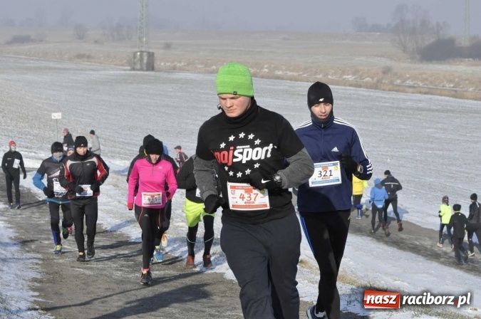 Zdjęcie w galerii na portalu naszraciborz.pl: III Bieg Nadodrzański. Mróz niestraszny biegaczom. Złoto dla Łukasza Skwareckiego  wiadomości z regionu