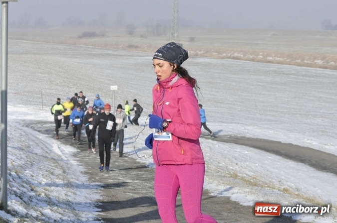 Zdjęcie w galerii na portalu naszraciborz.pl: III Bieg Nadodrzański. Mróz niestraszny biegaczom. Złoto dla Łukasza Skwareckiego  wiadomości z regionu