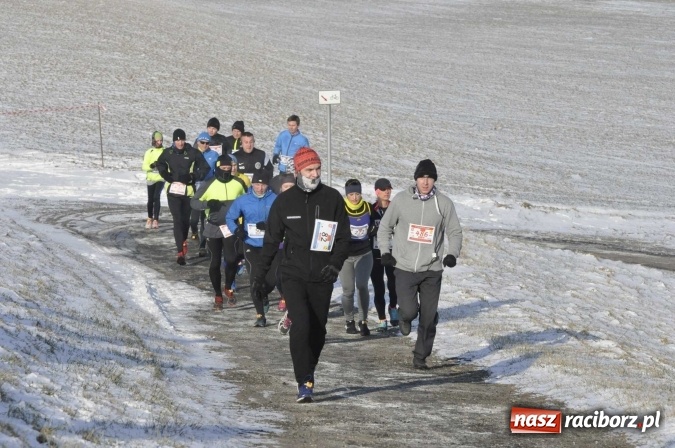 Zdjęcie w galerii na portalu naszraciborz.pl: III Bieg Nadodrzański. Mróz niestraszny biegaczom. Złoto dla Łukasza Skwareckiego  wiadomości z regionu