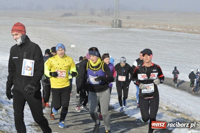 Zdjęcie w galerii na portalu naszraciborz.pl: III Bieg Nadodrzański. Mróz niestraszny biegaczom. Złoto dla Łukasza Skwareckiego  wiadomości z regionu