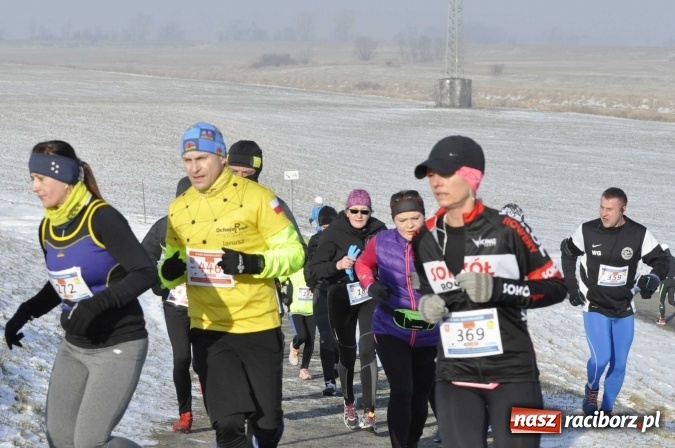 Zdjęcie w galerii na portalu naszraciborz.pl: III Bieg Nadodrzański. Mróz niestraszny biegaczom. Złoto dla Łukasza Skwareckiego  wiadomości z regionu