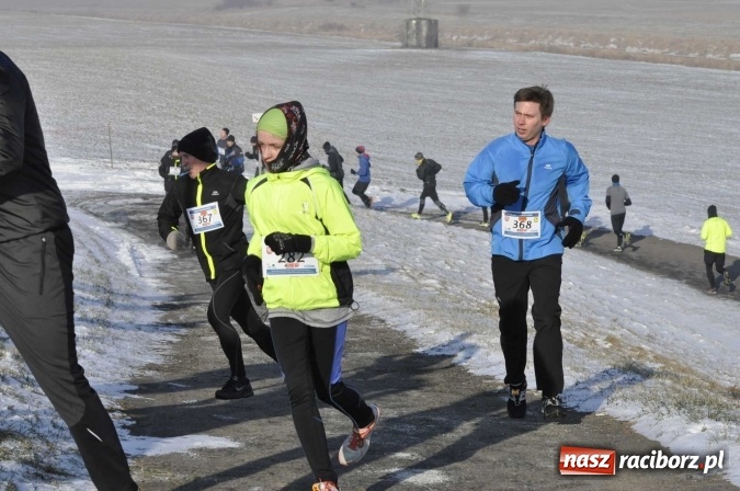 Zdjęcie w galerii na portalu naszraciborz.pl: III Bieg Nadodrzański. Mróz niestraszny biegaczom. Złoto dla Łukasza Skwareckiego  wiadomości z regionu
