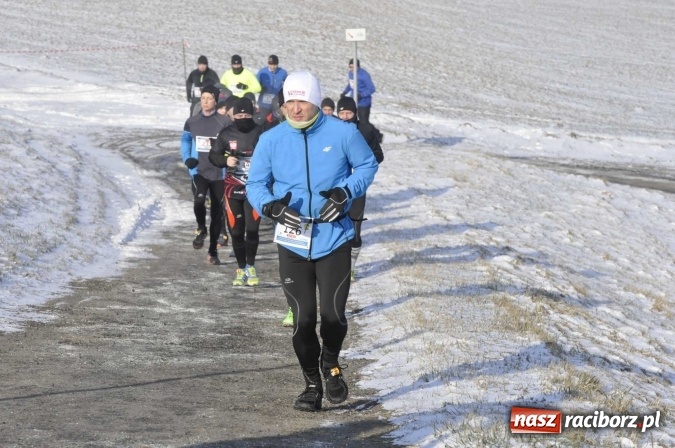 Zdjęcie w galerii na portalu naszraciborz.pl: III Bieg Nadodrzański. Mróz niestraszny biegaczom. Złoto dla Łukasza Skwareckiego  wiadomości z regionu