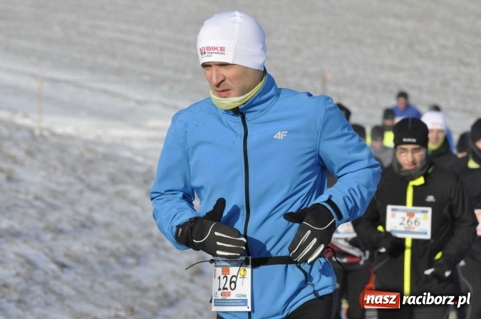 Zdjęcie w galerii na portalu naszraciborz.pl: III Bieg Nadodrzański. Mróz niestraszny biegaczom. Złoto dla Łukasza Skwareckiego  wiadomości z regionu