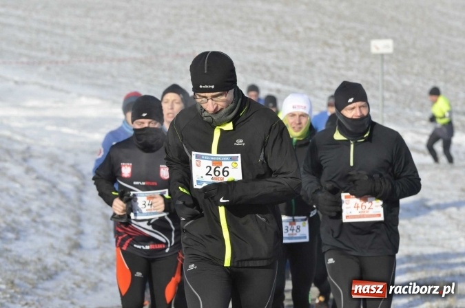 Zdjęcie w galerii na portalu naszraciborz.pl: III Bieg Nadodrzański. Mróz niestraszny biegaczom. Złoto dla Łukasza Skwareckiego  wiadomości z regionu