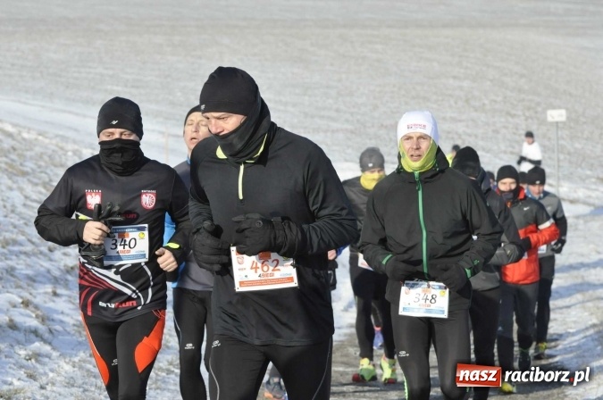 Zdjęcie w galerii na portalu naszraciborz.pl: III Bieg Nadodrzański. Mróz niestraszny biegaczom. Złoto dla Łukasza Skwareckiego  wiadomości z regionu