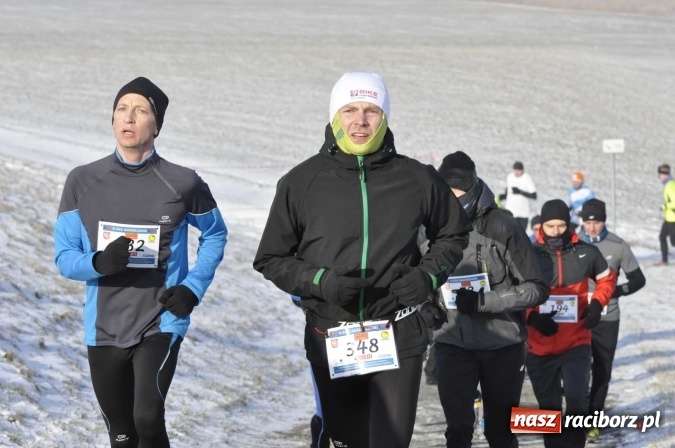 Zdjęcie w galerii na portalu naszraciborz.pl: III Bieg Nadodrzański. Mróz niestraszny biegaczom. Złoto dla Łukasza Skwareckiego  wiadomości z regionu