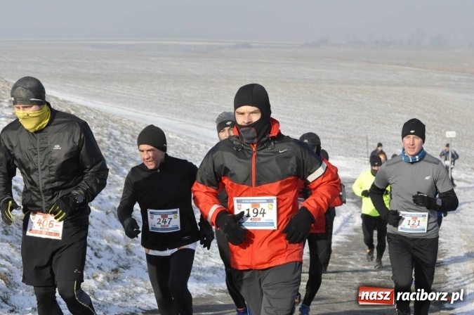 Zdjęcie w galerii na portalu naszraciborz.pl: III Bieg Nadodrzański. Mróz niestraszny biegaczom. Złoto dla Łukasza Skwareckiego  wiadomości z regionu