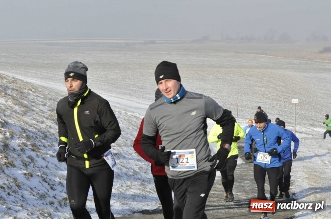 Zdjęcie w galerii na portalu naszraciborz.pl: III Bieg Nadodrzański. Mróz niestraszny biegaczom. Złoto dla Łukasza Skwareckiego  wiadomości z regionu