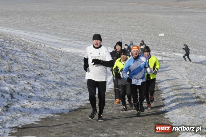 Zdjęcie w galerii na portalu naszraciborz.pl: III Bieg Nadodrzański. Mróz niestraszny biegaczom. Złoto dla Łukasza Skwareckiego  wiadomości z regionu