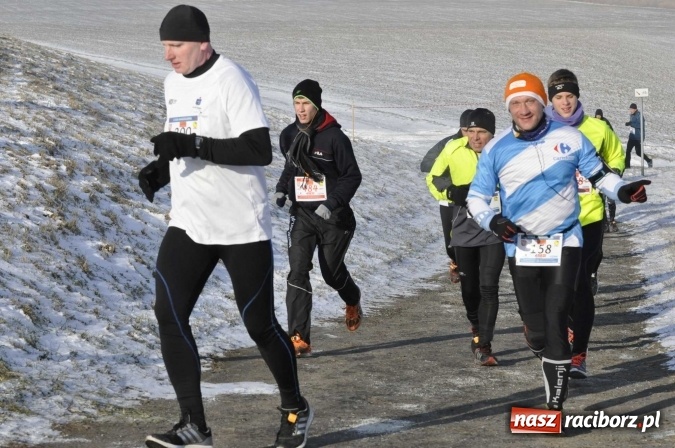 Zdjęcie w galerii na portalu naszraciborz.pl: III Bieg Nadodrzański. Mróz niestraszny biegaczom. Złoto dla Łukasza Skwareckiego  wiadomości z regionu