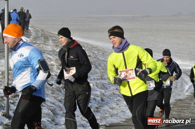 Zdjęcie w galerii na portalu naszraciborz.pl: III Bieg Nadodrzański. Mróz niestraszny biegaczom. Złoto dla Łukasza Skwareckiego  wiadomości z regionu