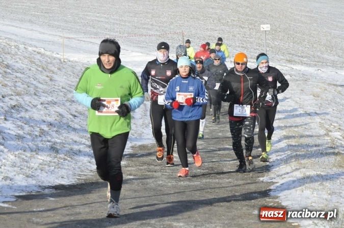Zdjęcie w galerii na portalu naszraciborz.pl: III Bieg Nadodrzański. Mróz niestraszny biegaczom. Złoto dla Łukasza Skwareckiego  wiadomości z regionu