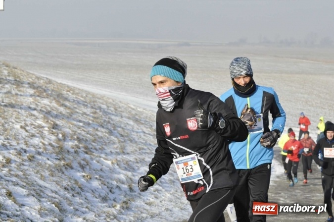 Zdjęcie w galerii na portalu naszraciborz.pl: III Bieg Nadodrzański. Mróz niestraszny biegaczom. Złoto dla Łukasza Skwareckiego  wiadomości z regionu