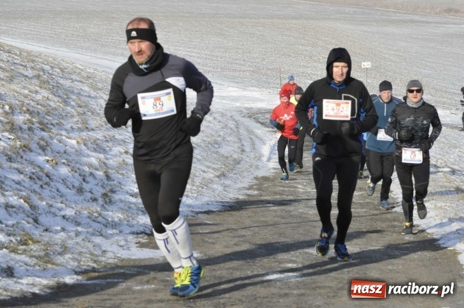 Zdjęcie w galerii na portalu naszraciborz.pl: III Bieg Nadodrzański. Mróz niestraszny biegaczom. Złoto dla Łukasza Skwareckiego  wiadomości z regionu