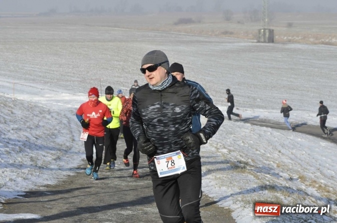 Zdjęcie w galerii na portalu naszraciborz.pl: III Bieg Nadodrzański. Mróz niestraszny biegaczom. Złoto dla Łukasza Skwareckiego  wiadomości z regionu